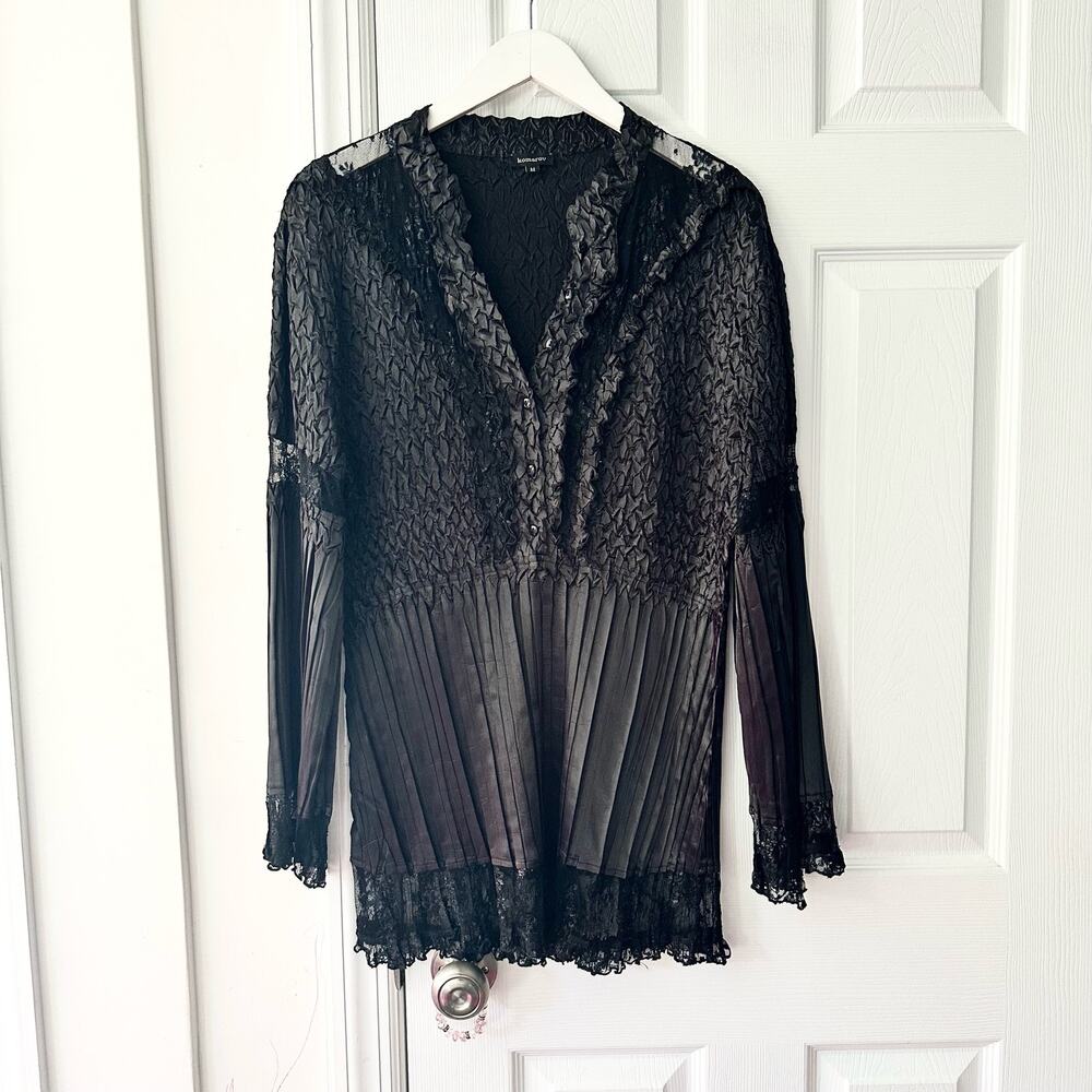 Komarov Black Crinkle Witch Gothic Dark Romantic Half Button Lace Trim Blouse M